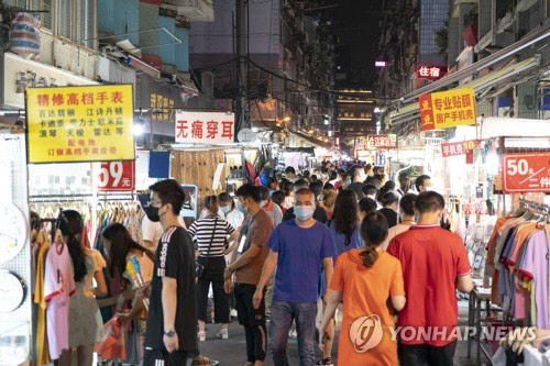 인파 몰리는 중국 우한 야시장(우한 신화=연합뉴스) 중국 후베이성 우한의 바오청(保成) 거리를 찾은 주민들이 1일 야시장을 둘러보고 있다. 신종 코로나바이러스 감염증(코로나19) 사태의 진원이었던 우한은 점차 정상을 되찾고 있다.                                                                                                          연합뉴스